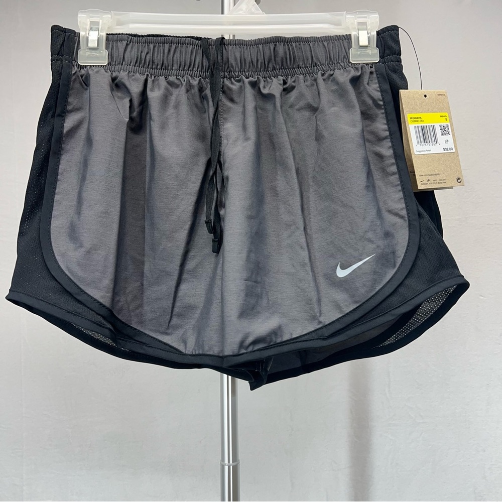 Nike Women's‎ Athletic Shorts in Gray and Black small